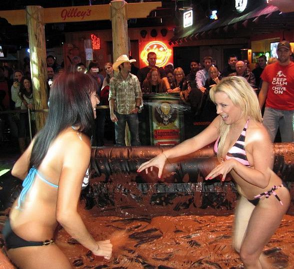 bikini-mud-wrestling